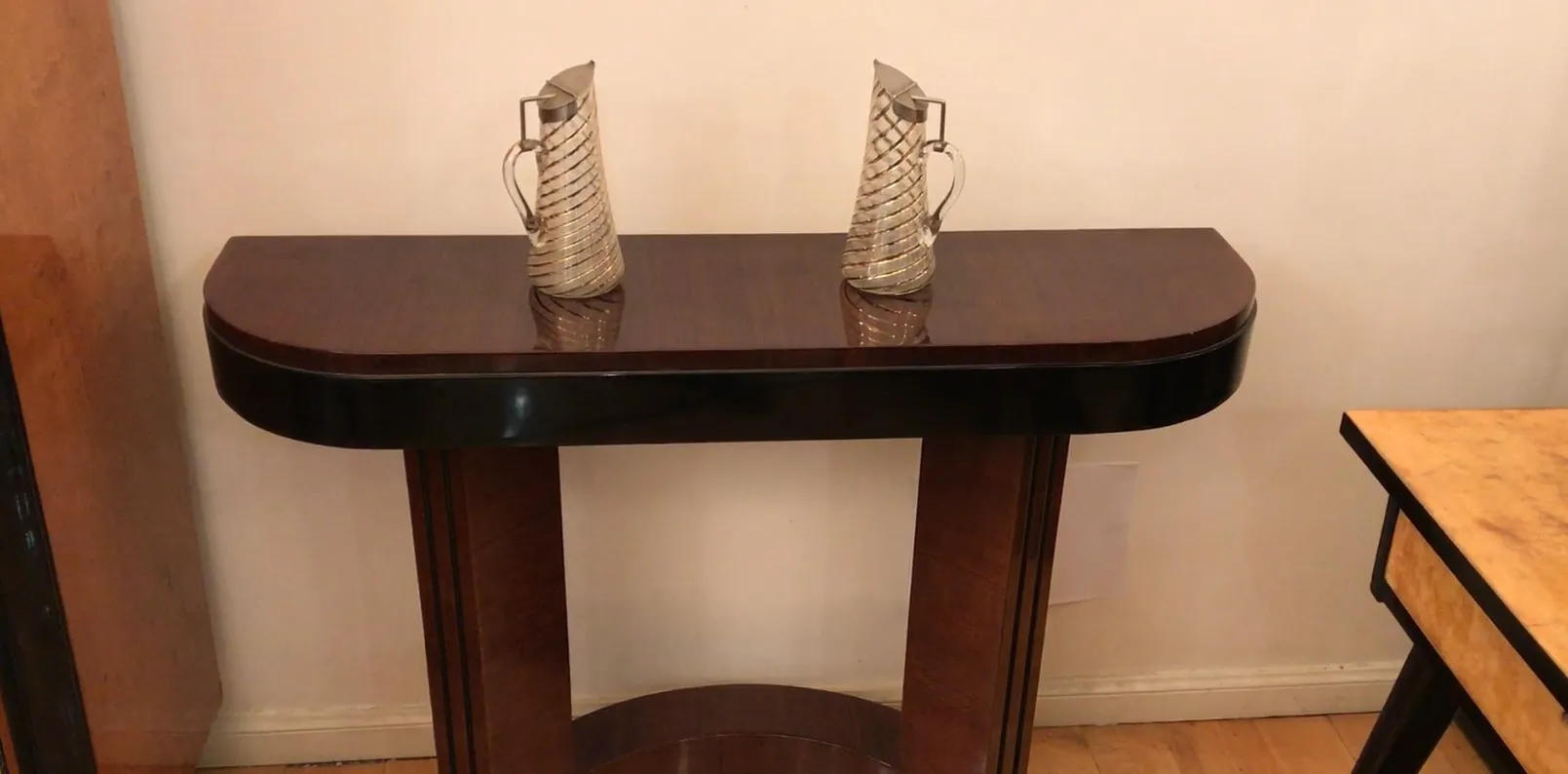 Due brocche antiche WMF con design elegante su un tavolo.