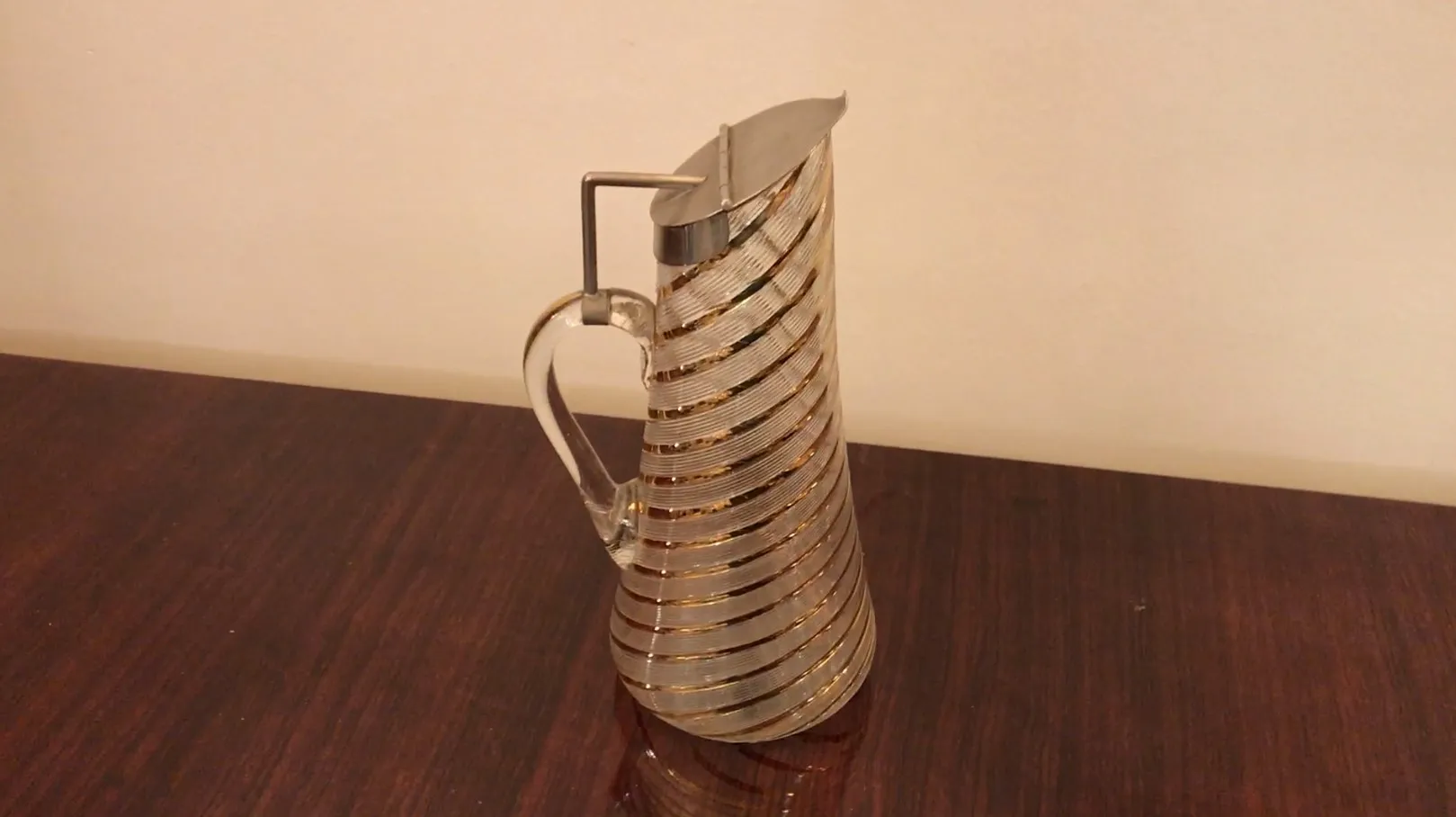 2 जग wmfs प्राचीन सुरुचिपूर्ण डिज़ाइन पर लकड़ी की मेज