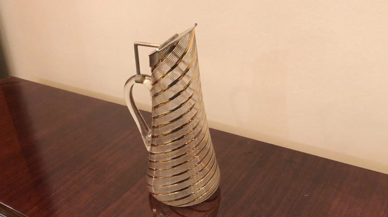 2 jarras wmfs antiguas con un diseño elegante y distintivo en la mesa