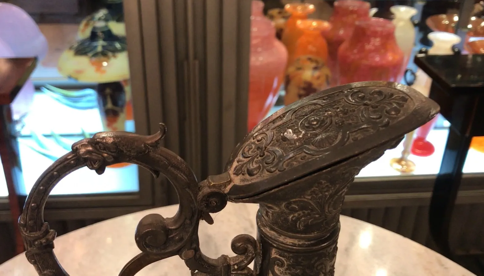 Deux pichets décorés de wmfd dans un cadre ancien.