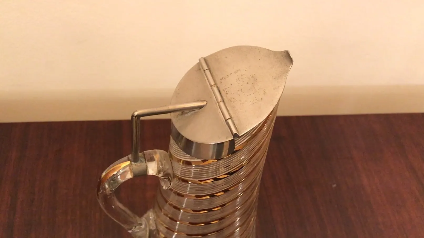 Zwei WMF Krüge von Antiquitäten mit markantem Design und elegilem Deckel.