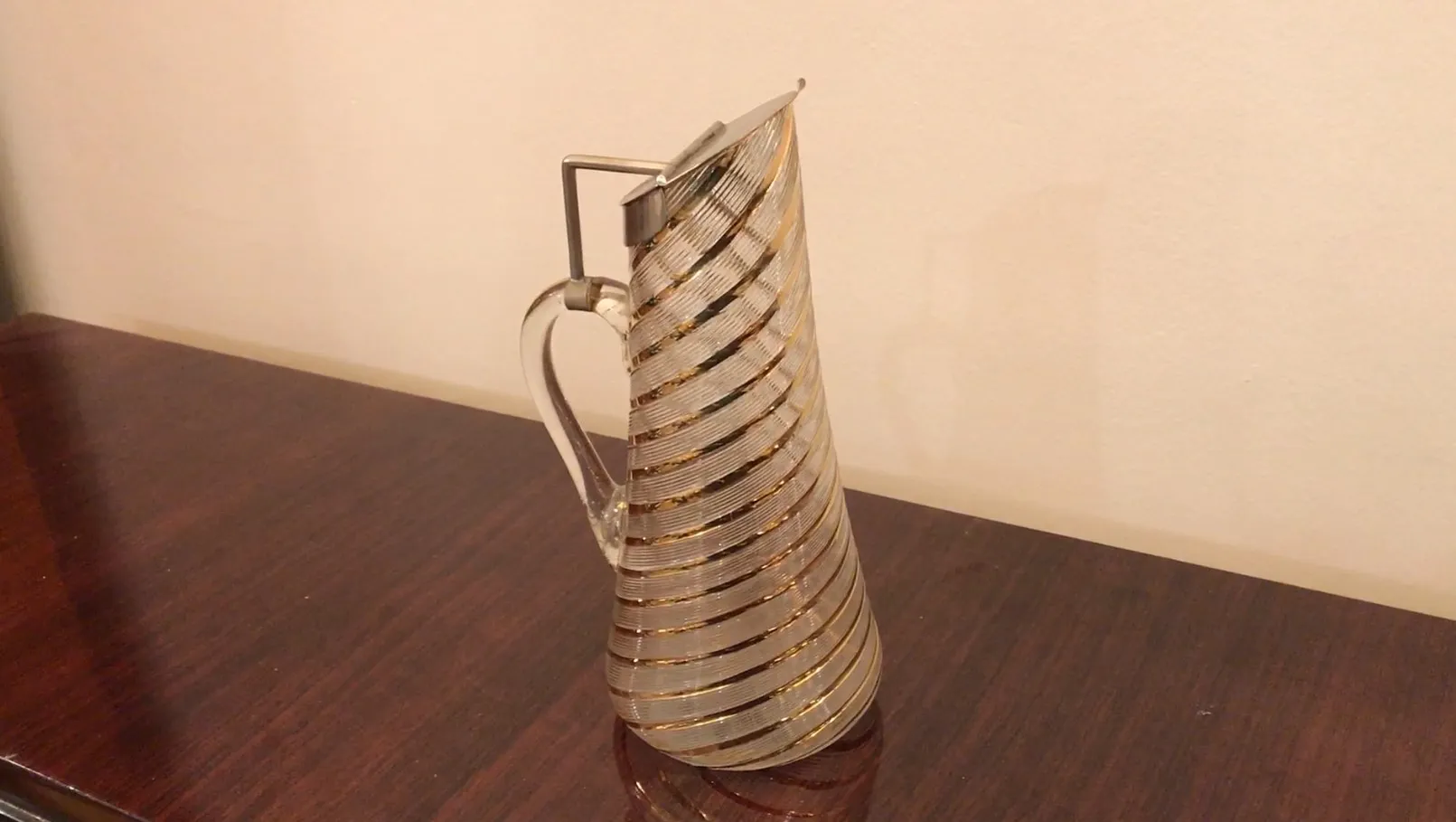 2 जग WMF डिजाइन नाज़ुक और सजावट के साथ सुस्त वातावरण में।