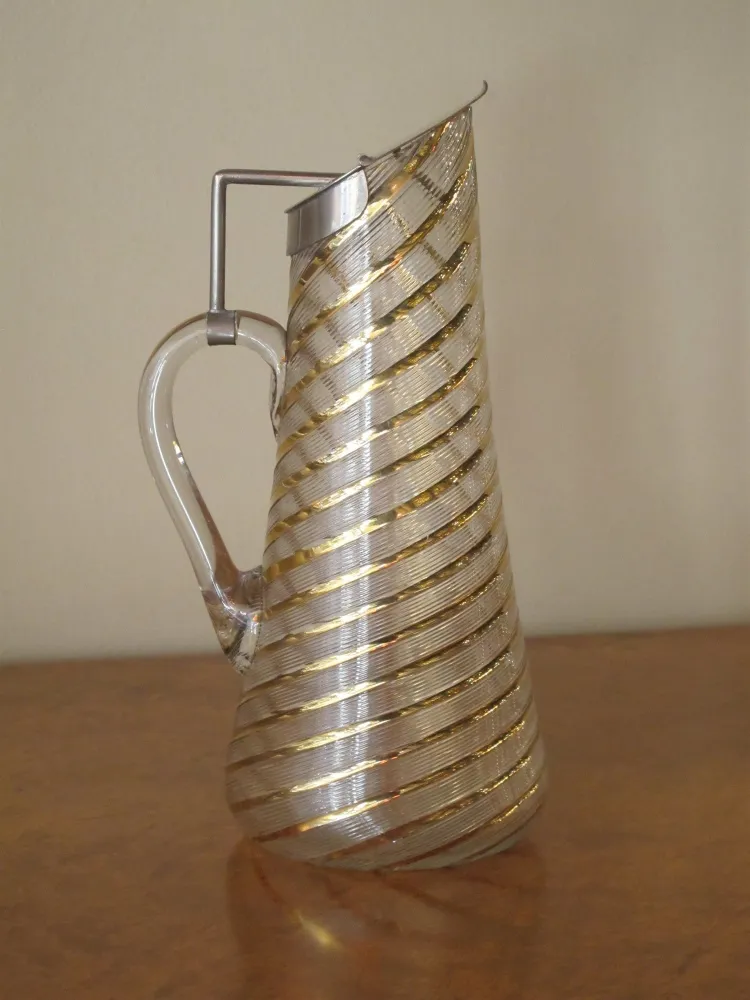 2 Krüge WMF mit elegantem Design und geschwungenen Formen, neutraler Hintergrund