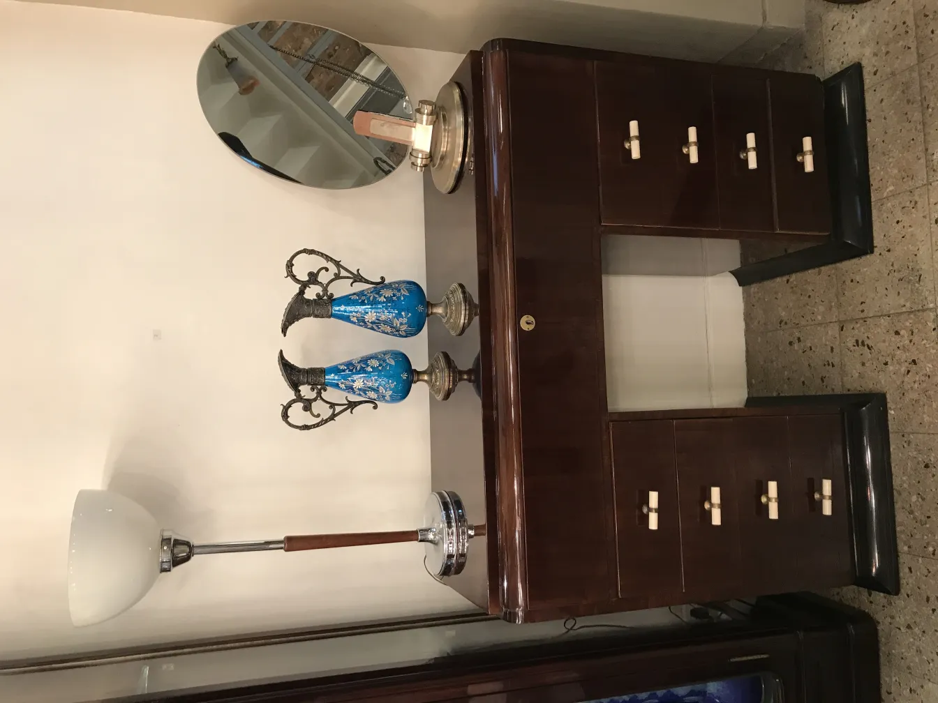 deux pichets anciens avec un design classique de couleur bleue