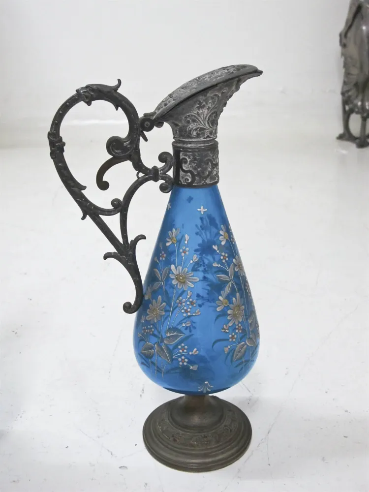 antigua jarra WMF azul con flores sobre base plateada