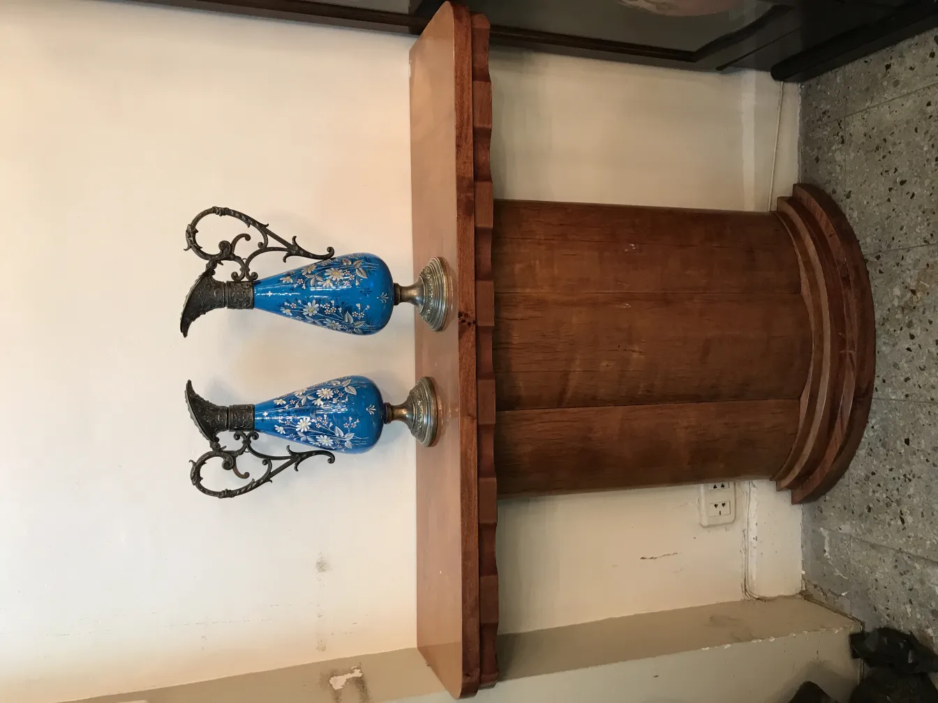 Dos jarras antiguas wmF de color azul sobre mesa de madera