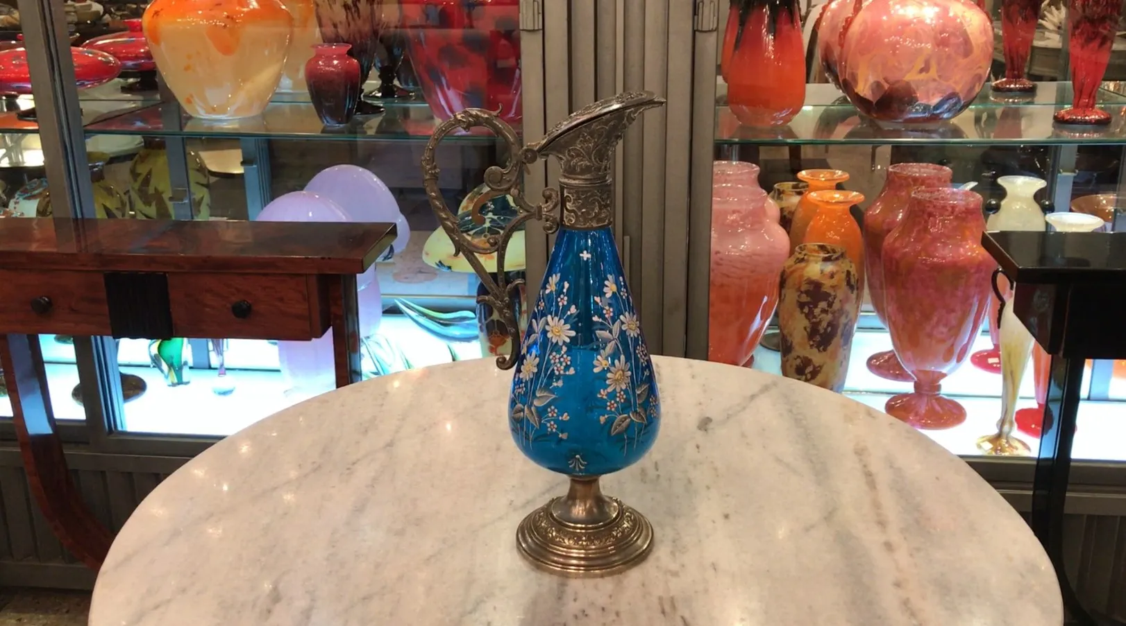 zwei antike WMF Krüge mit floralen Details und blauer Farbe