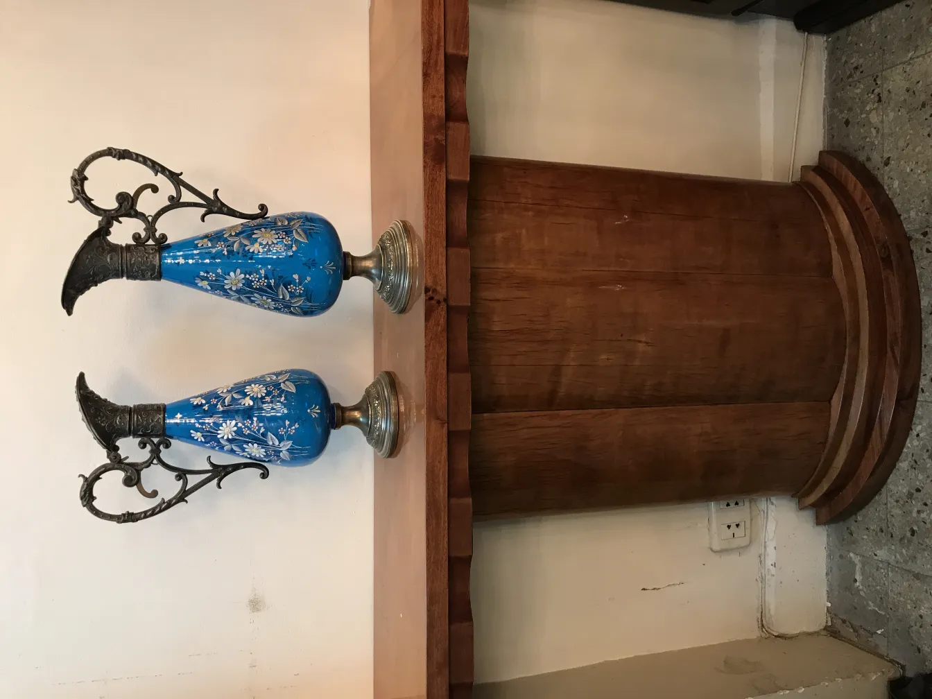 Duas jarras antigas WMF com flores em um fundo claro