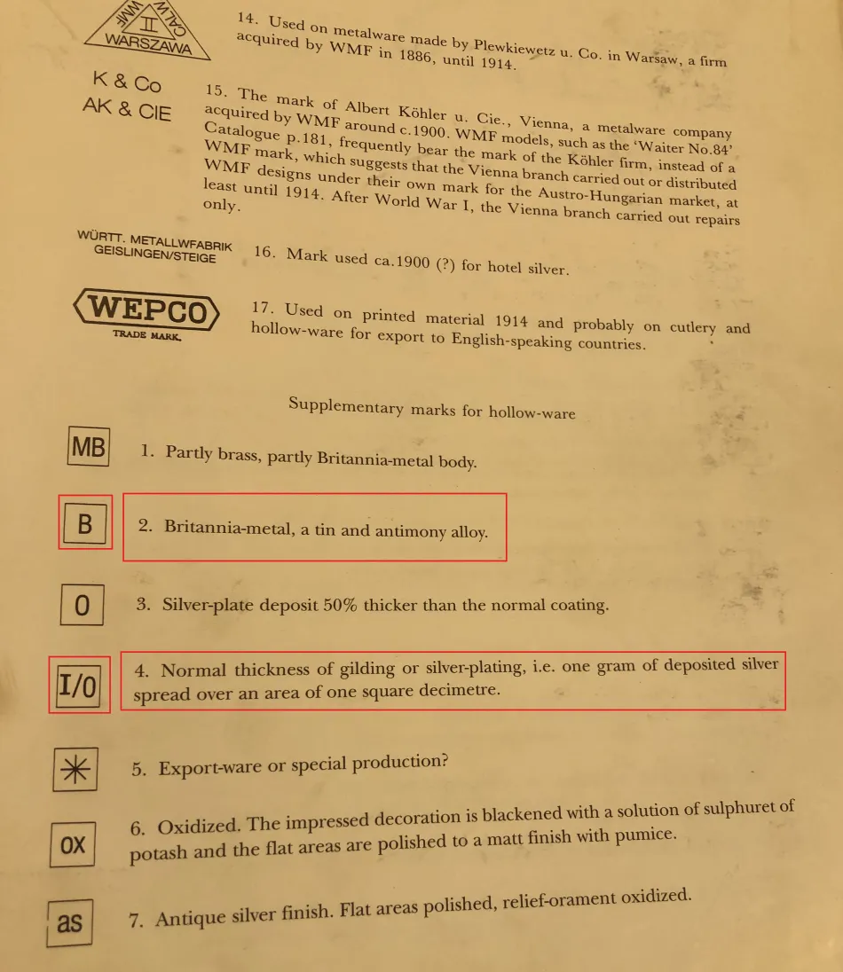 Zwei antike wmfs Krüge vor einem klassischen Hintergrund