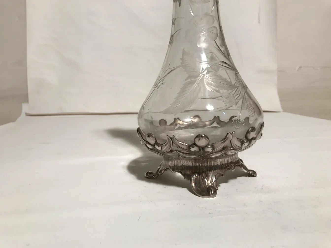 2 antike WMF Krüge mit graviertem Design und dekorativem Sockel.