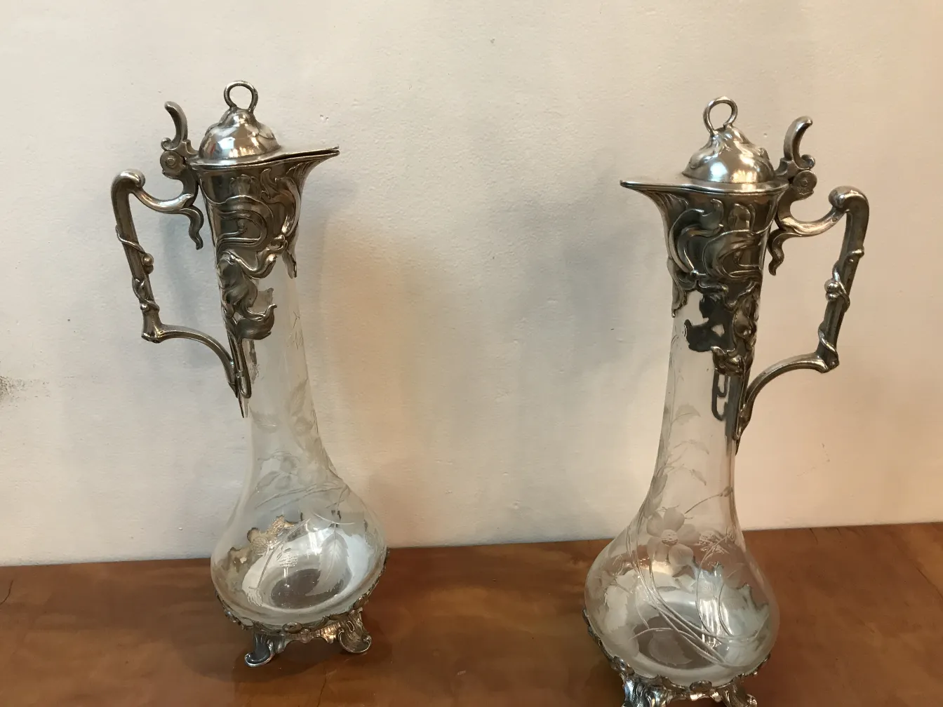 due brocche wmfs antiche con dettagli decorativi sul manico