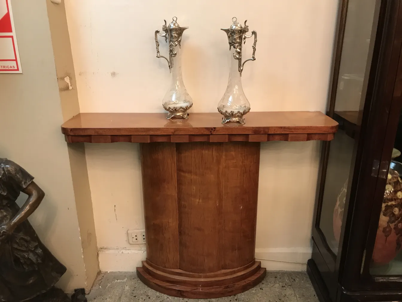 duas jarras wmff antigas com detalhes decorativos em uma mesa