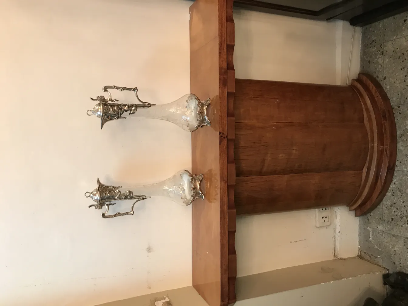 zwei antike krüge mit detailliertem design auf einem holztisch