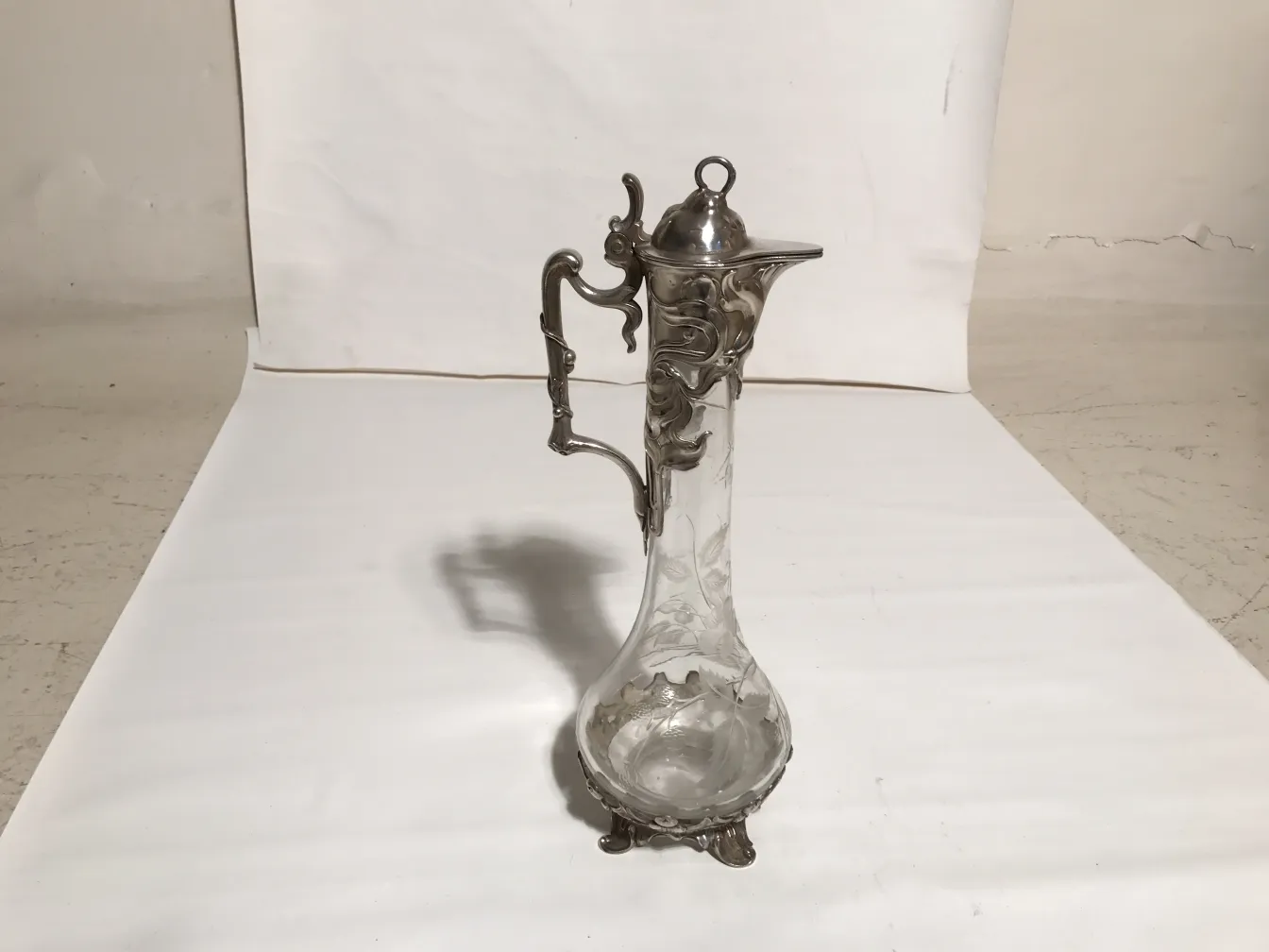 2 pichets wmF, antiquités avec design décoratif dans un cadre neutre.