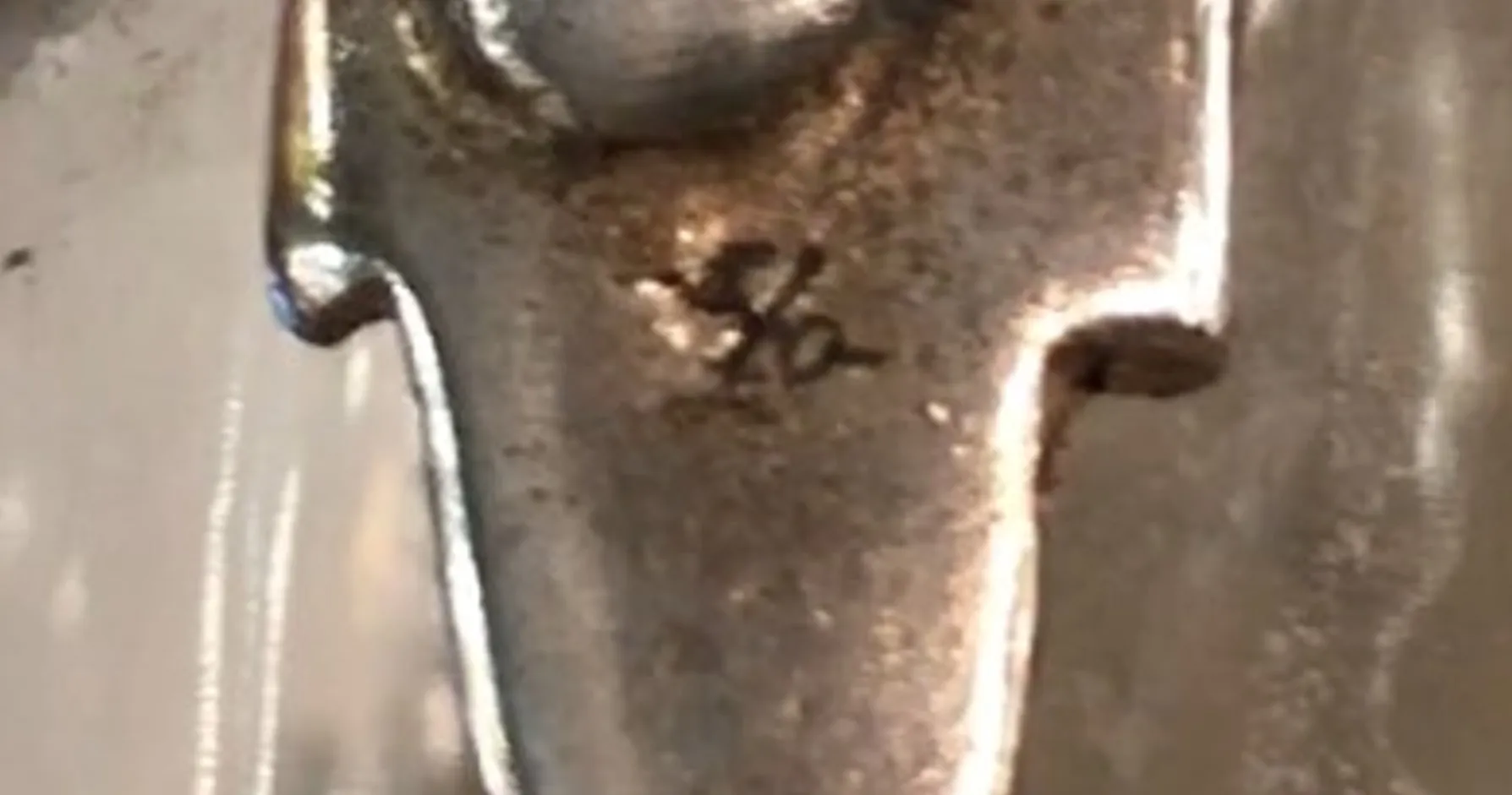 Duas jarras antigas da WMF em um fundo decorativo