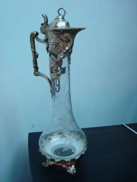 duas jarras antigas com detalhes ornamentais