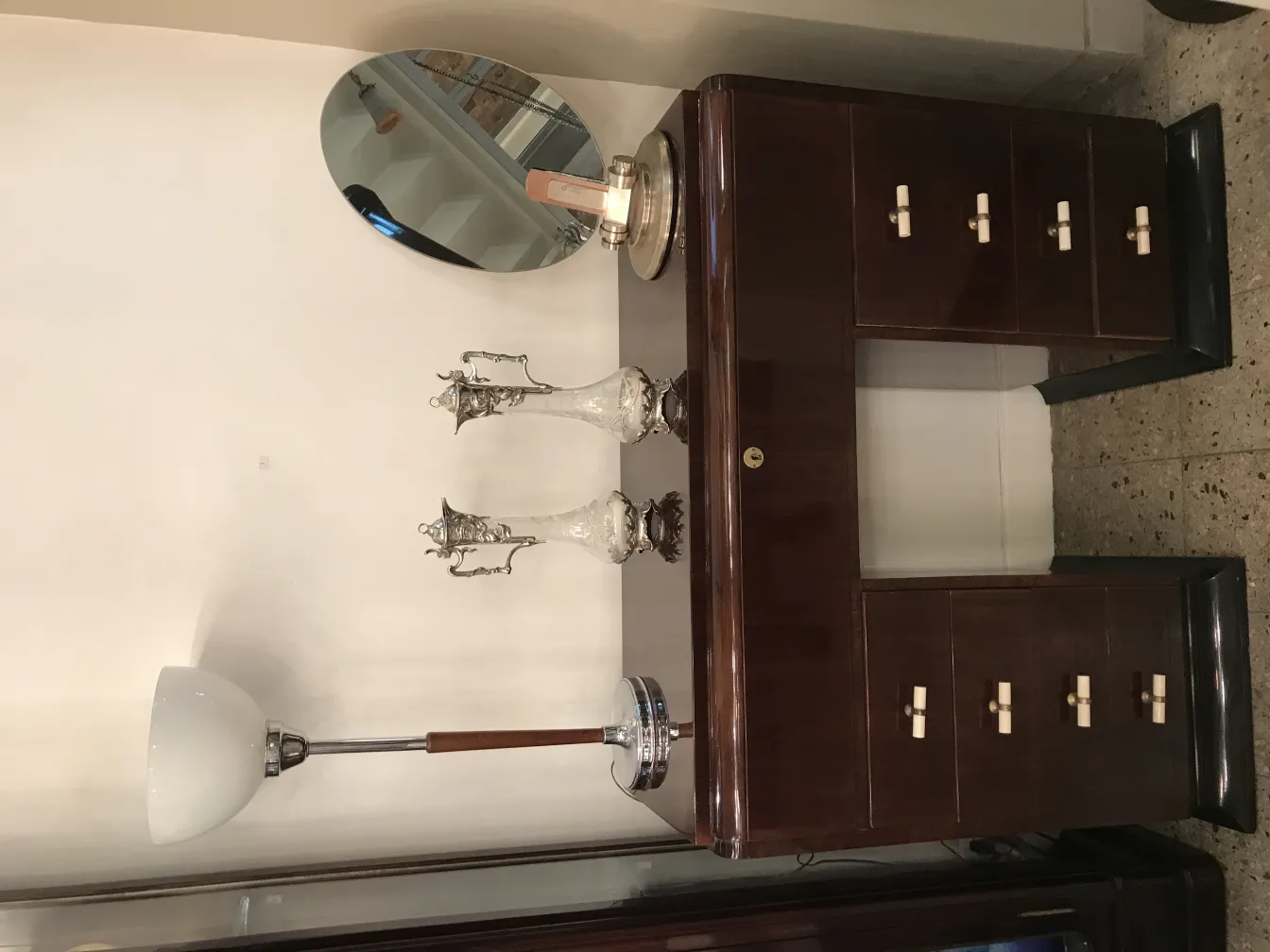 Antigua decoración con 2 jarras wmfs en una mesa elegante