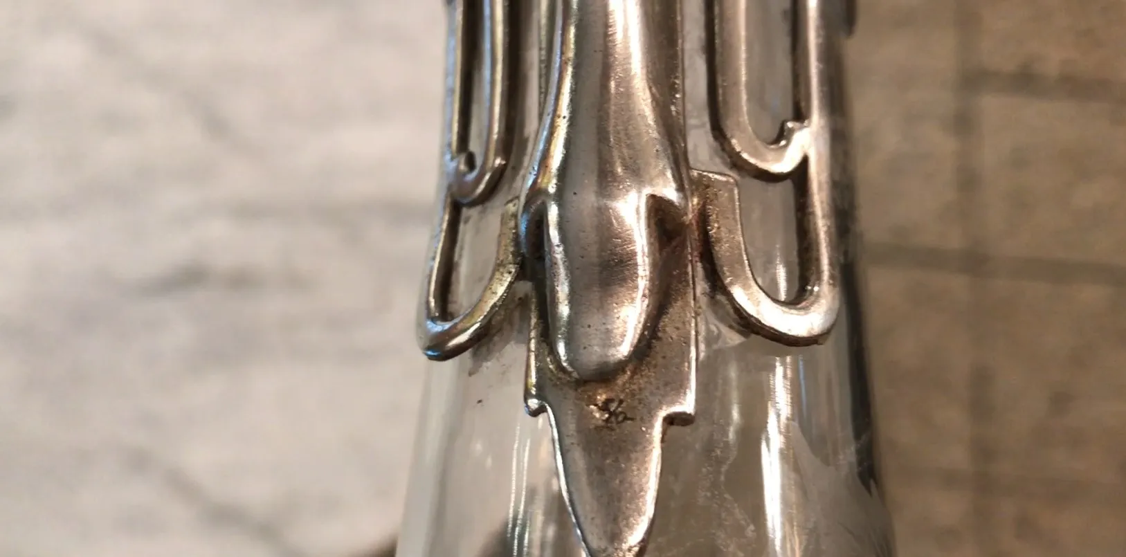 Conjunto de 2 jarras wmfd antigas com design intricado.