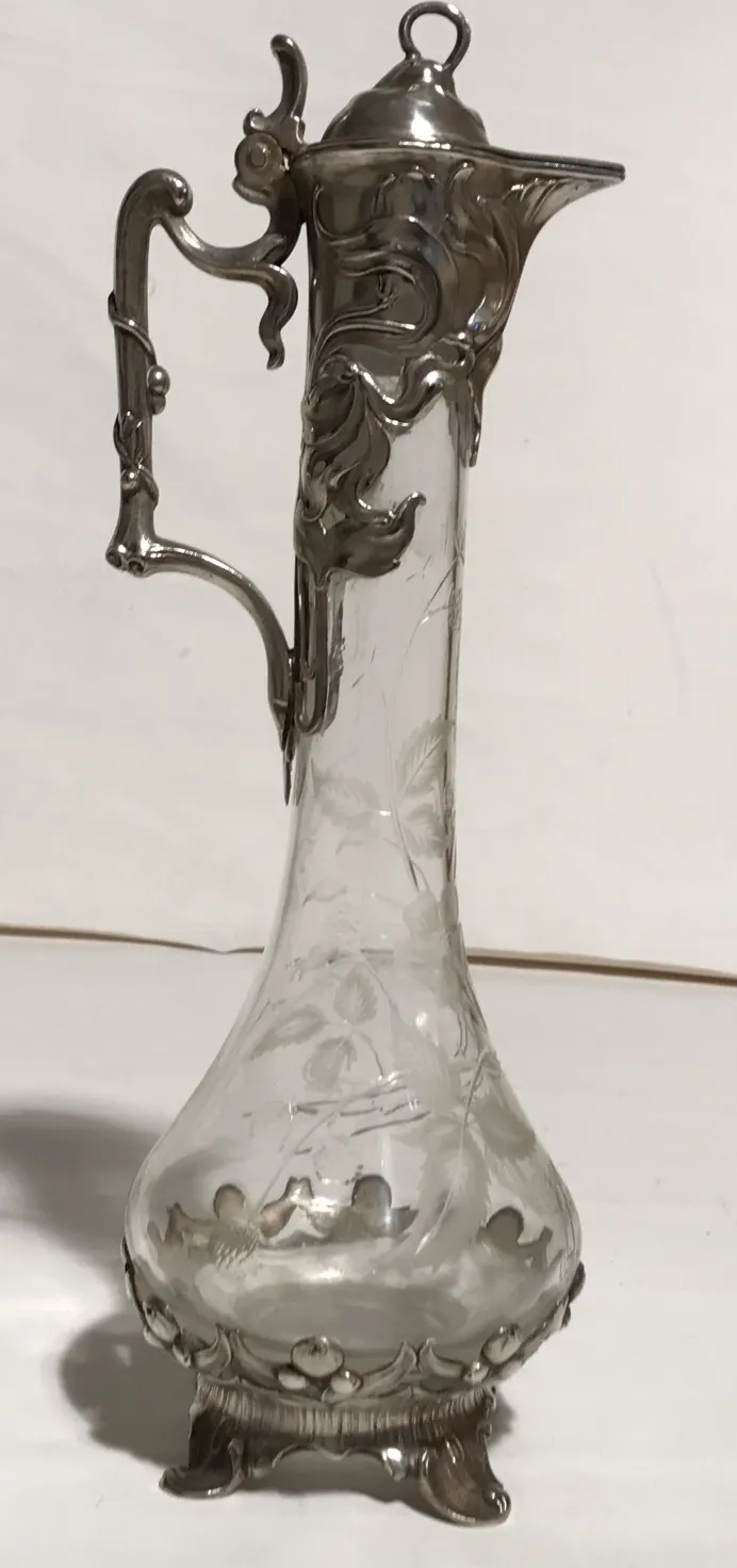 Ensemble de 2 pichets WMF anciens avec design décoratif et une élégance unique.