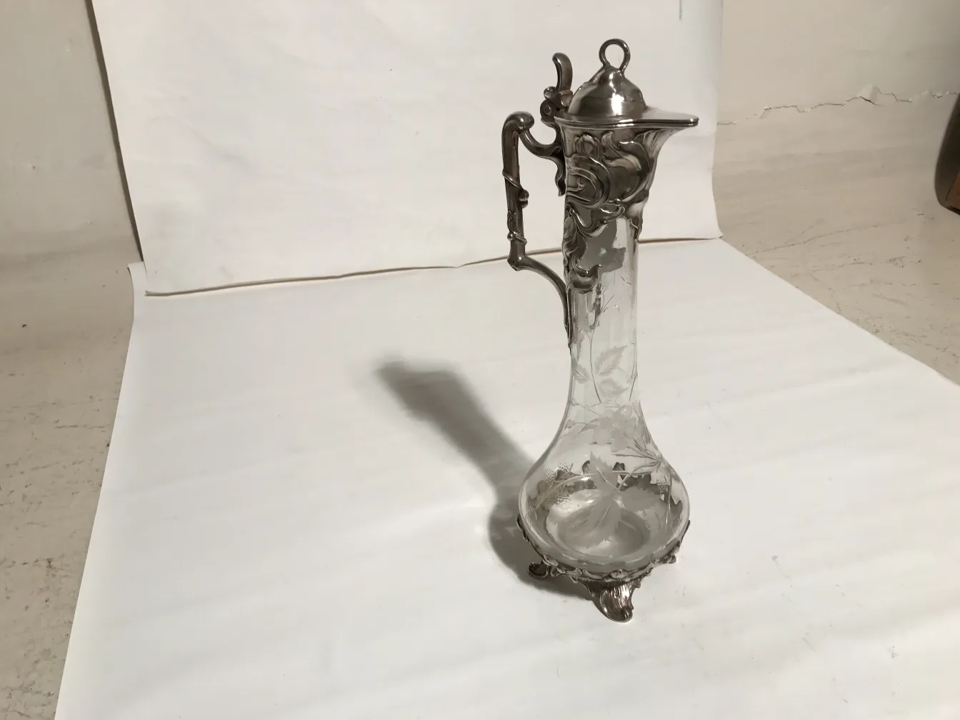 Deux pichets wmfs anciens avec un design élégant sur fond neutre.