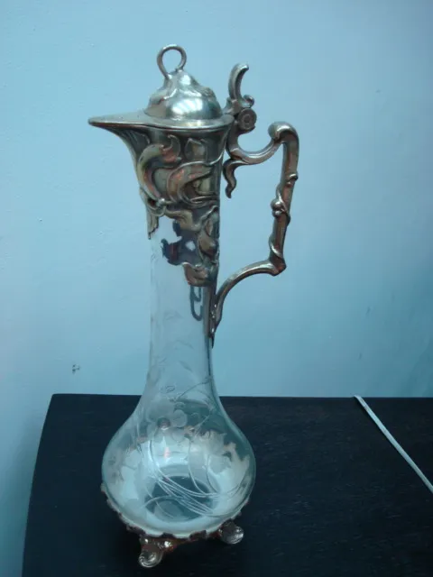 duas jarras antigas com detalhes decorativos