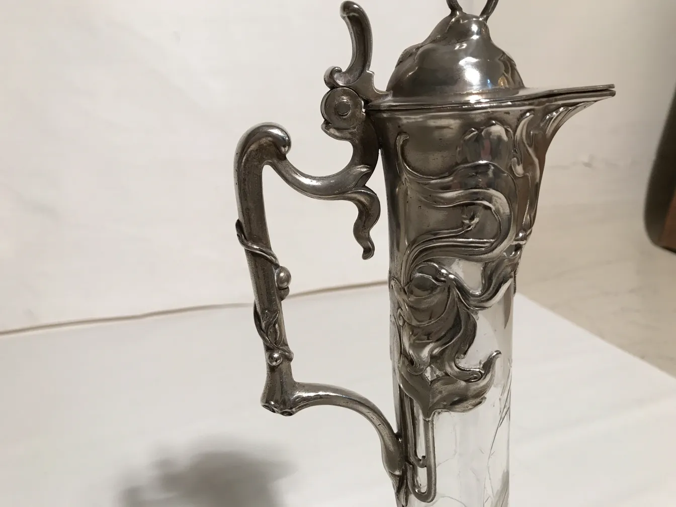 Duas jarras WMF antigas com designs florais ornamentais.