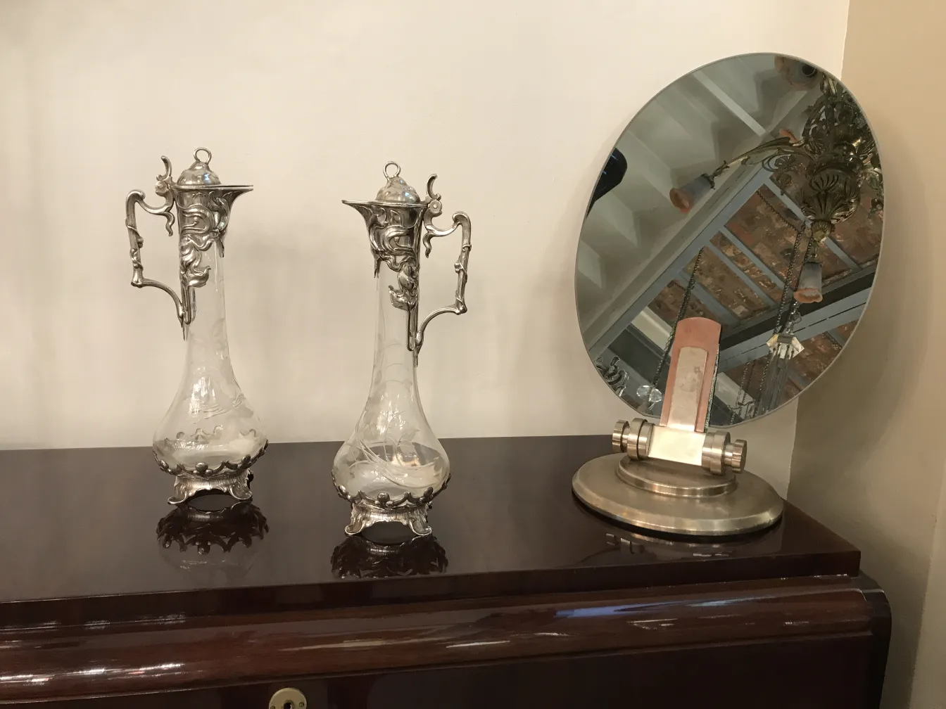 Deux pichets antiques WMF dans un cadre élégant avec un miroir