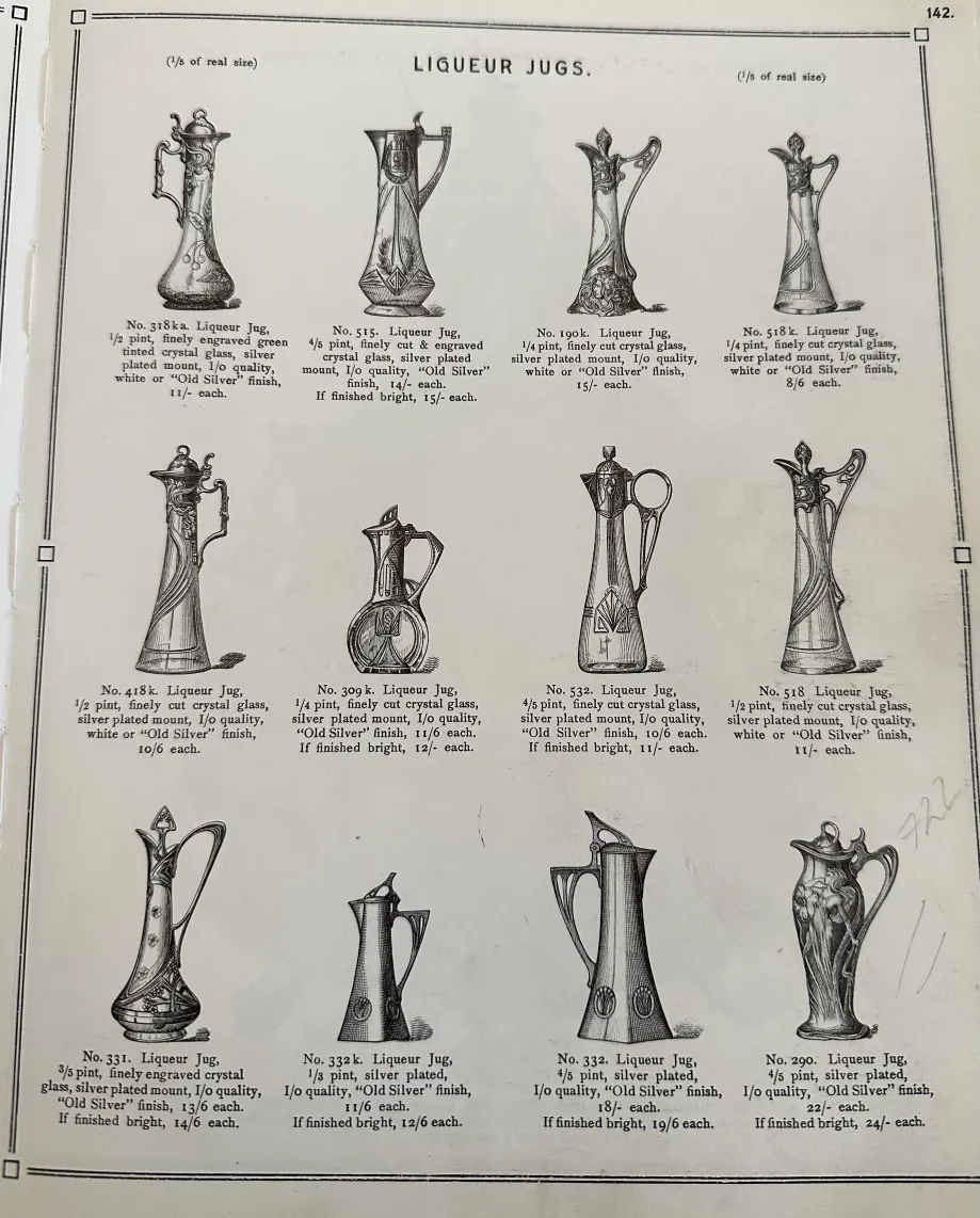 image de 2 pichets WMF antiques décoratifs, différentes formes et styles