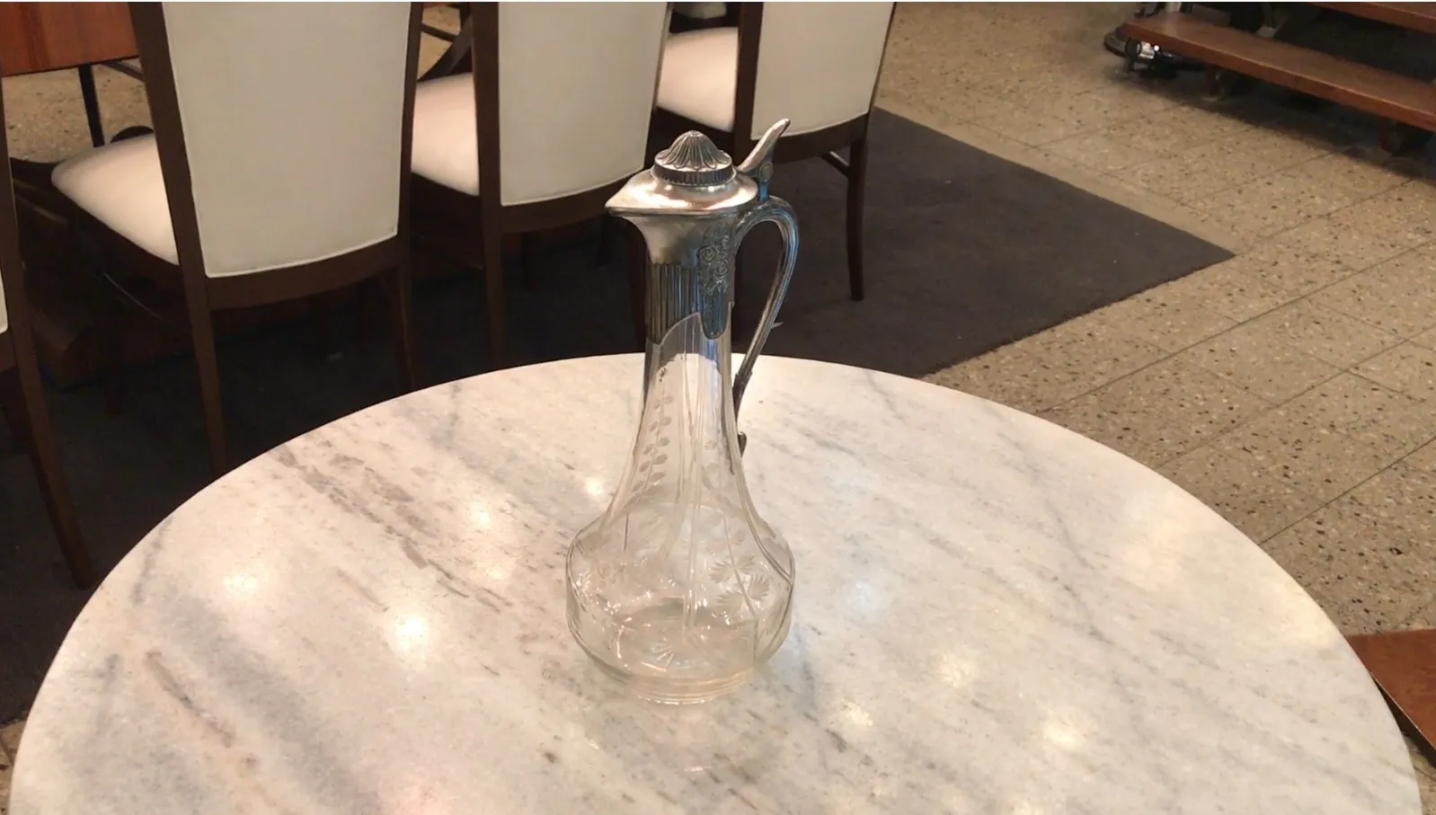 2 jarras antigas wmfm com design floral na mesa