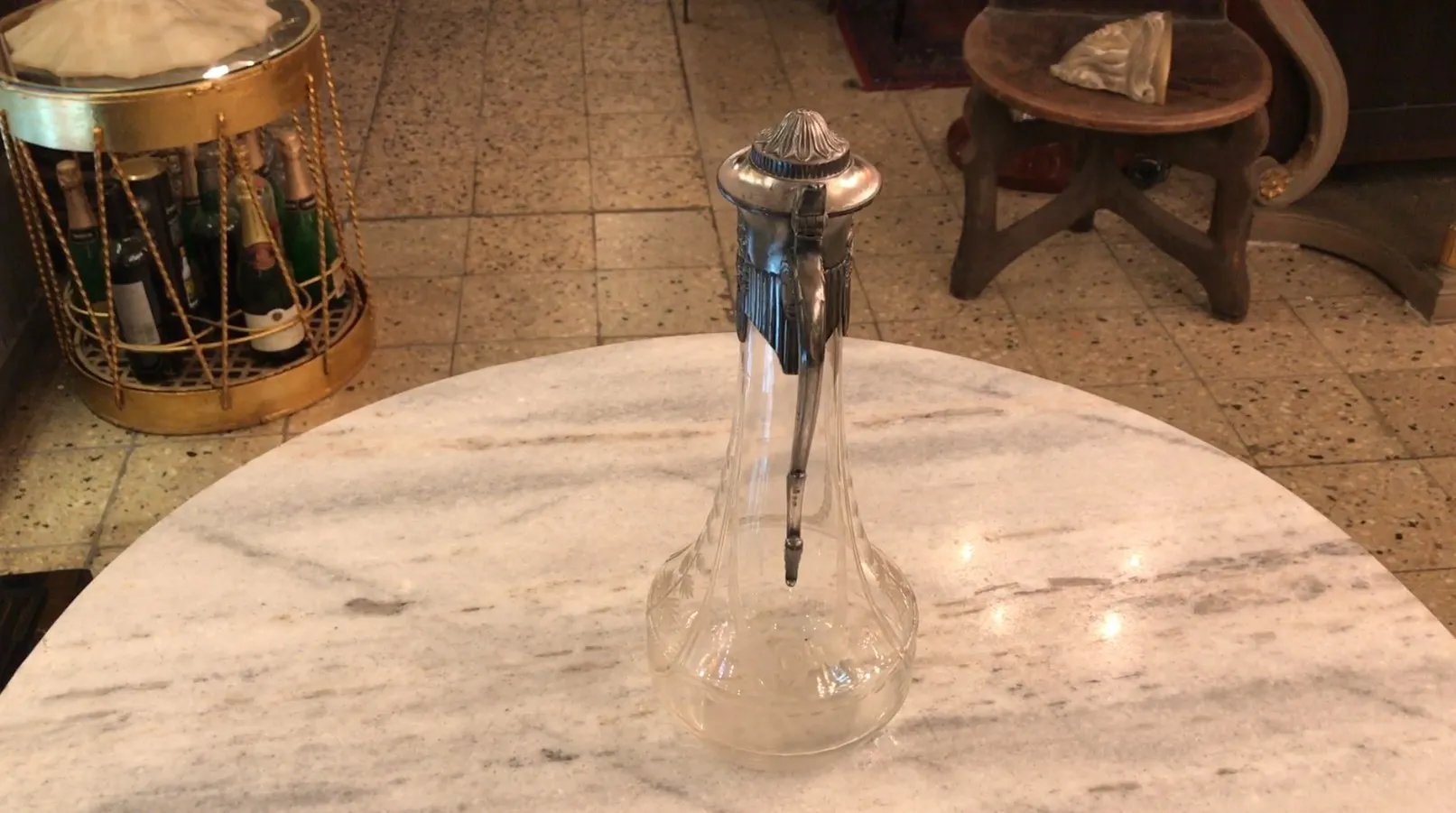 2 jarras wmfs antiguas, con tapa decorativa, en un entorno de antigüedades