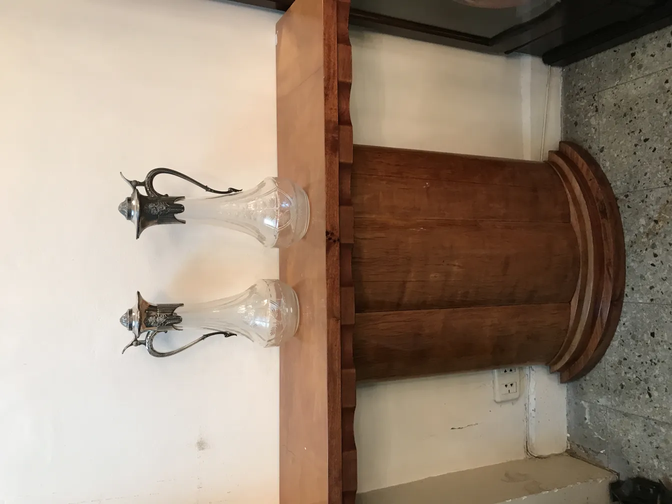 deux pichets anciens WMF avec détails décoratifs dans un cadre élégant