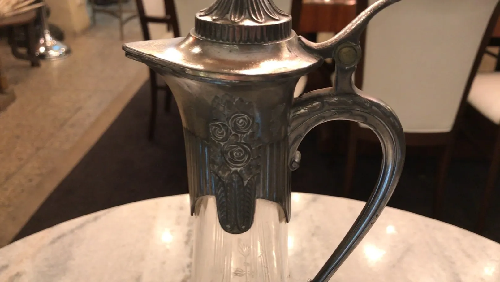 2 pichets anciens WMF avec détails floraux et design classique, idéaux pour servir.