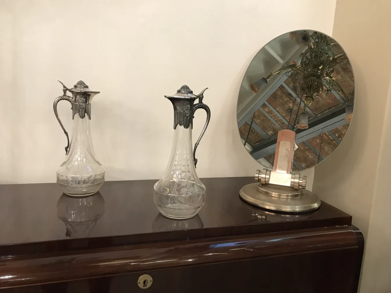 deux pichets anciens WMF avec un design élégant sur une table