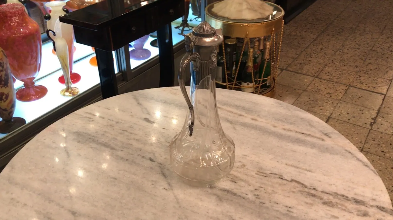 古董WMF水瓶，优雅设计，放在大理石桌面上