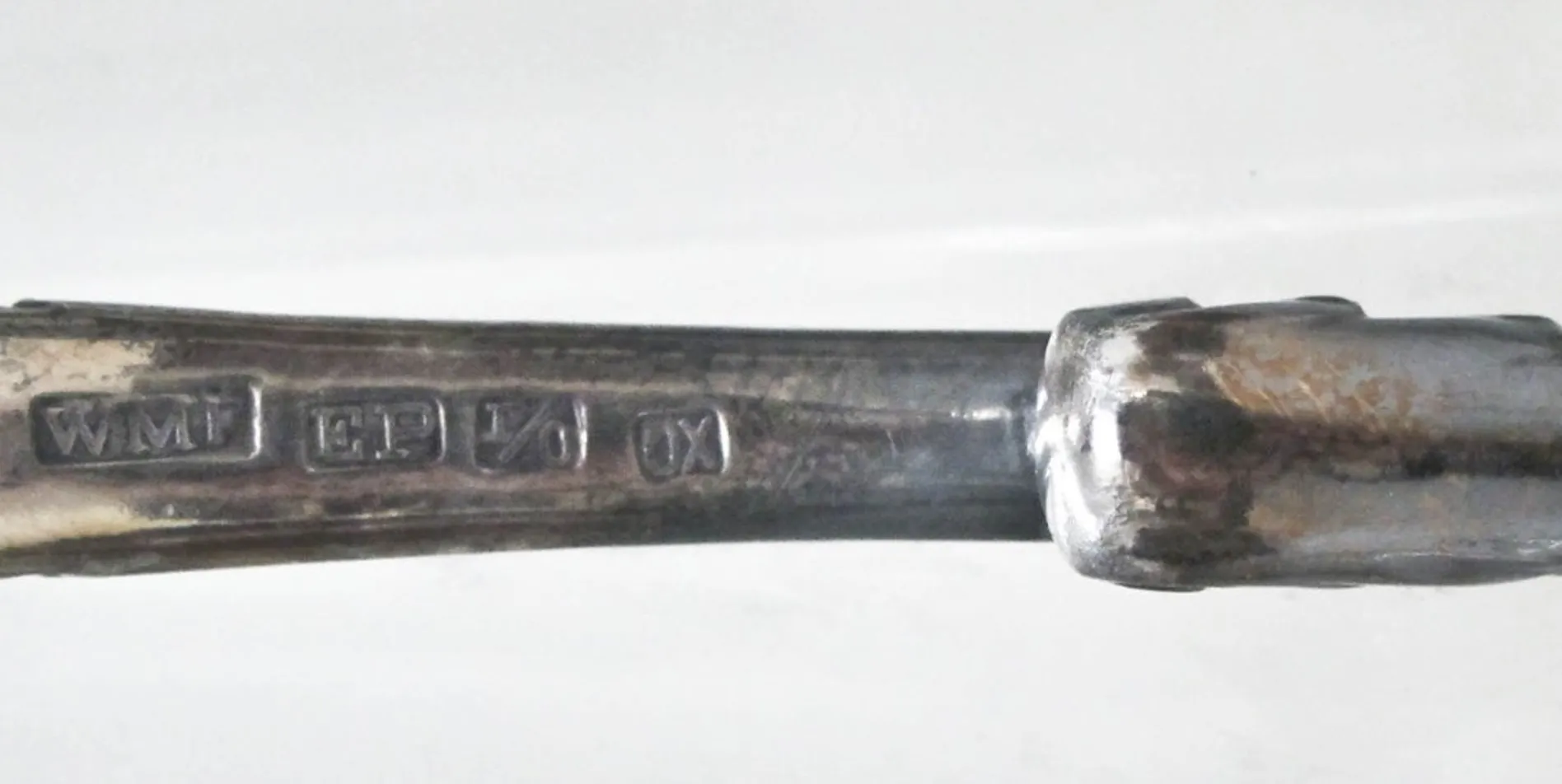 Dos jarras wmfs antiguas con detalles ornamentales