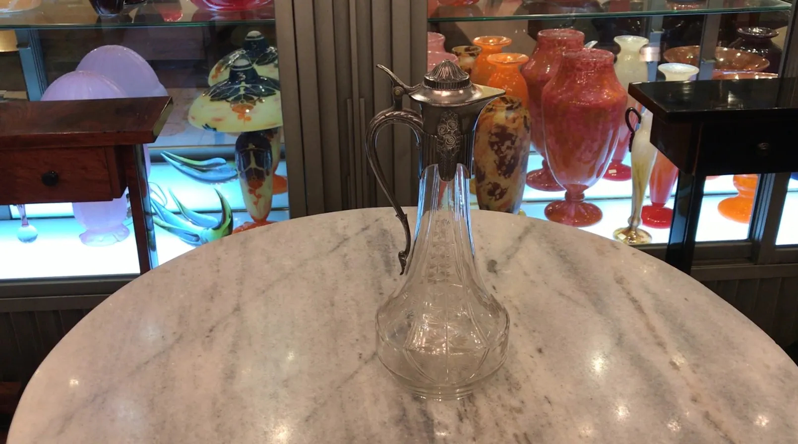 Duas jarras antigas wmF em uma mesa de mármore em um ambiente decorativo