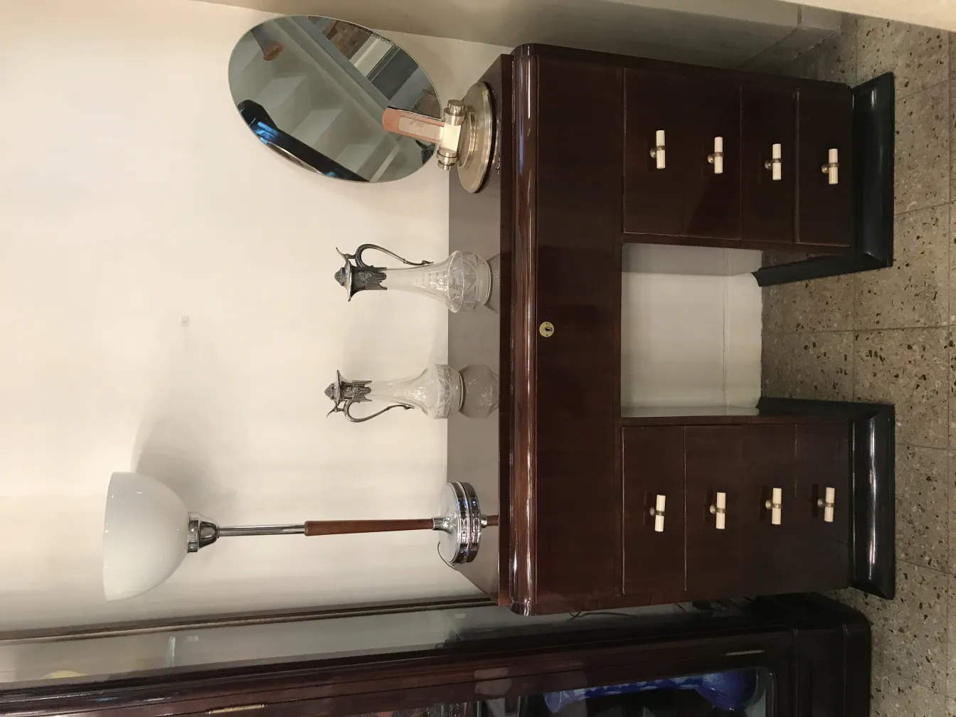 Dos antiguas jarras WMF en una mesa de decoración con un espejo.