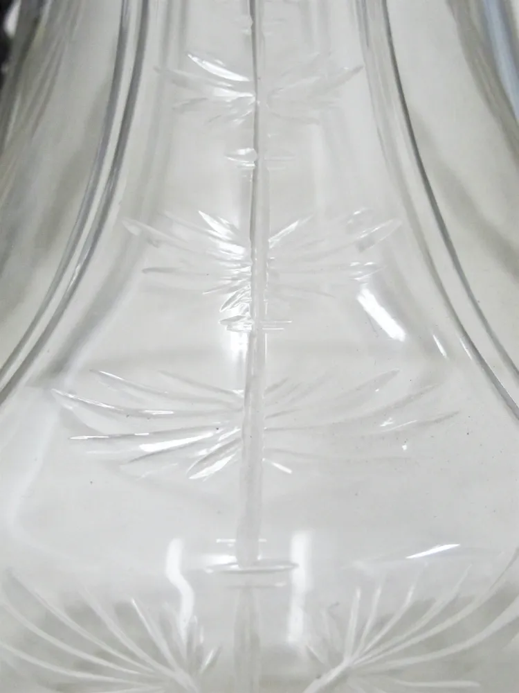 2件古董wmfs水瓶表面有装饰细节，白色背景