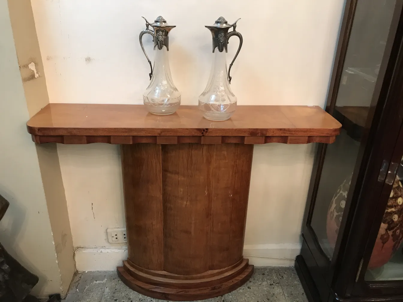 dos jarras antiguas wmfd en una mesa de madera