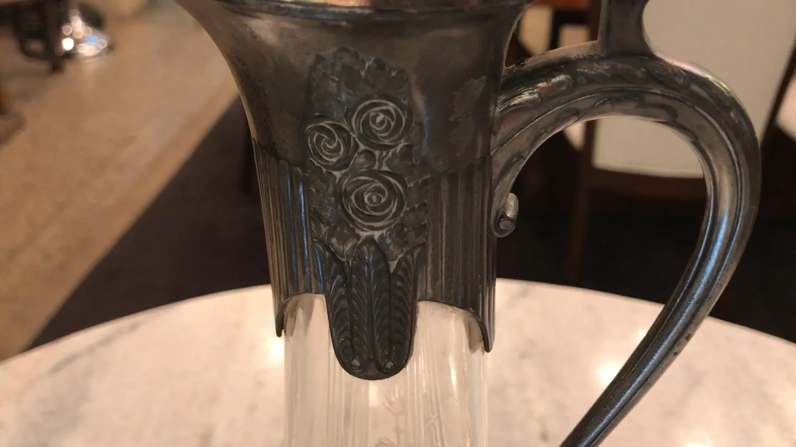 装飾が美しい古いwmf水差し、エレガントなデザイン、ぼやけた背景