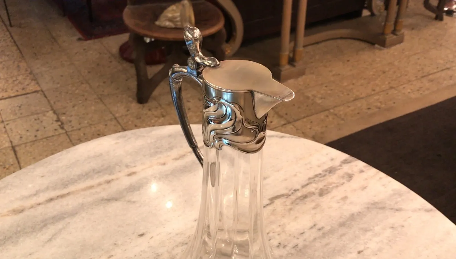 2 brocche antiche WMF in un ambiente decorativo