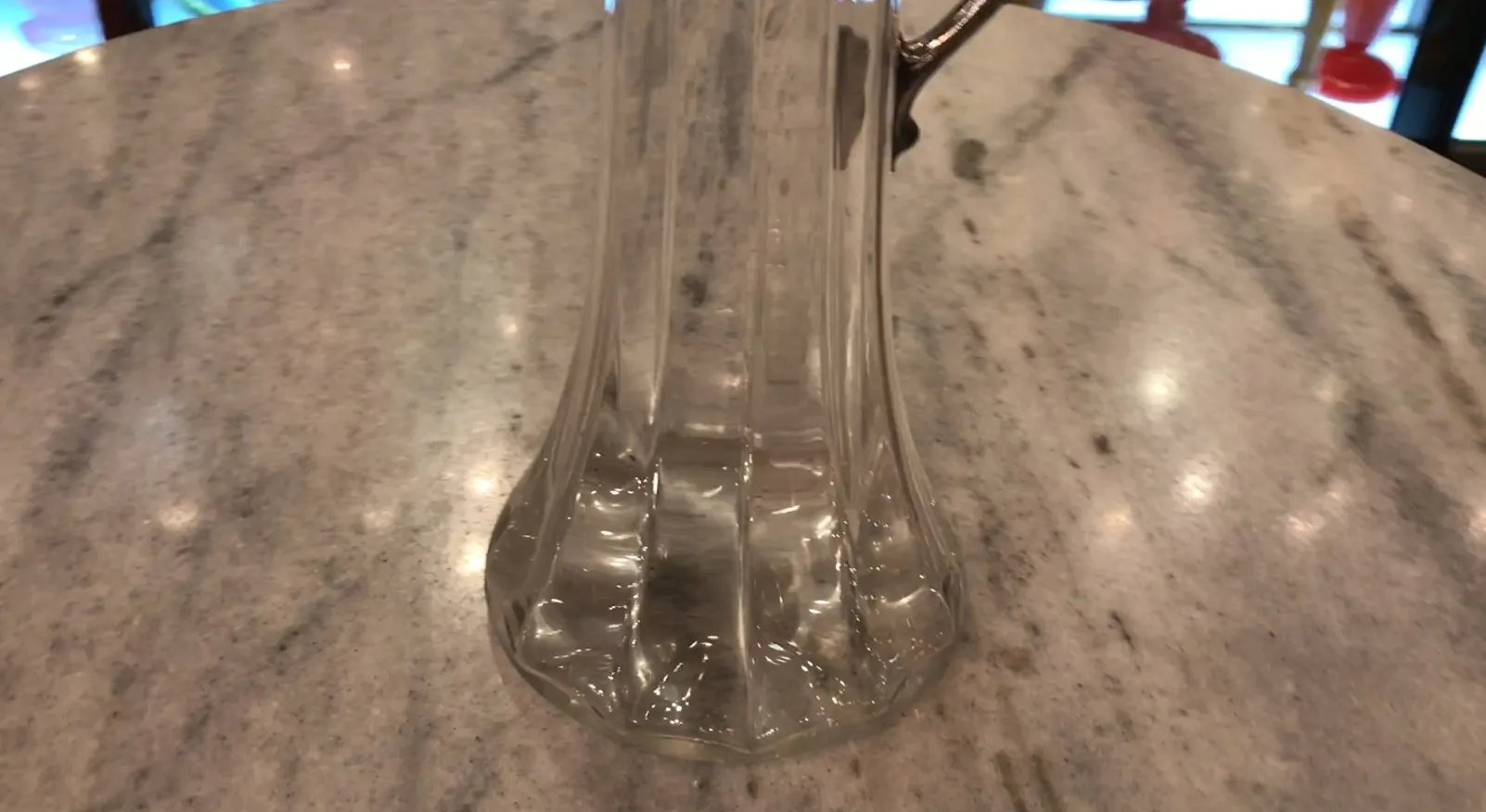 Conjunto de 2 jarras antiguas WMF en una mesa de mármol.