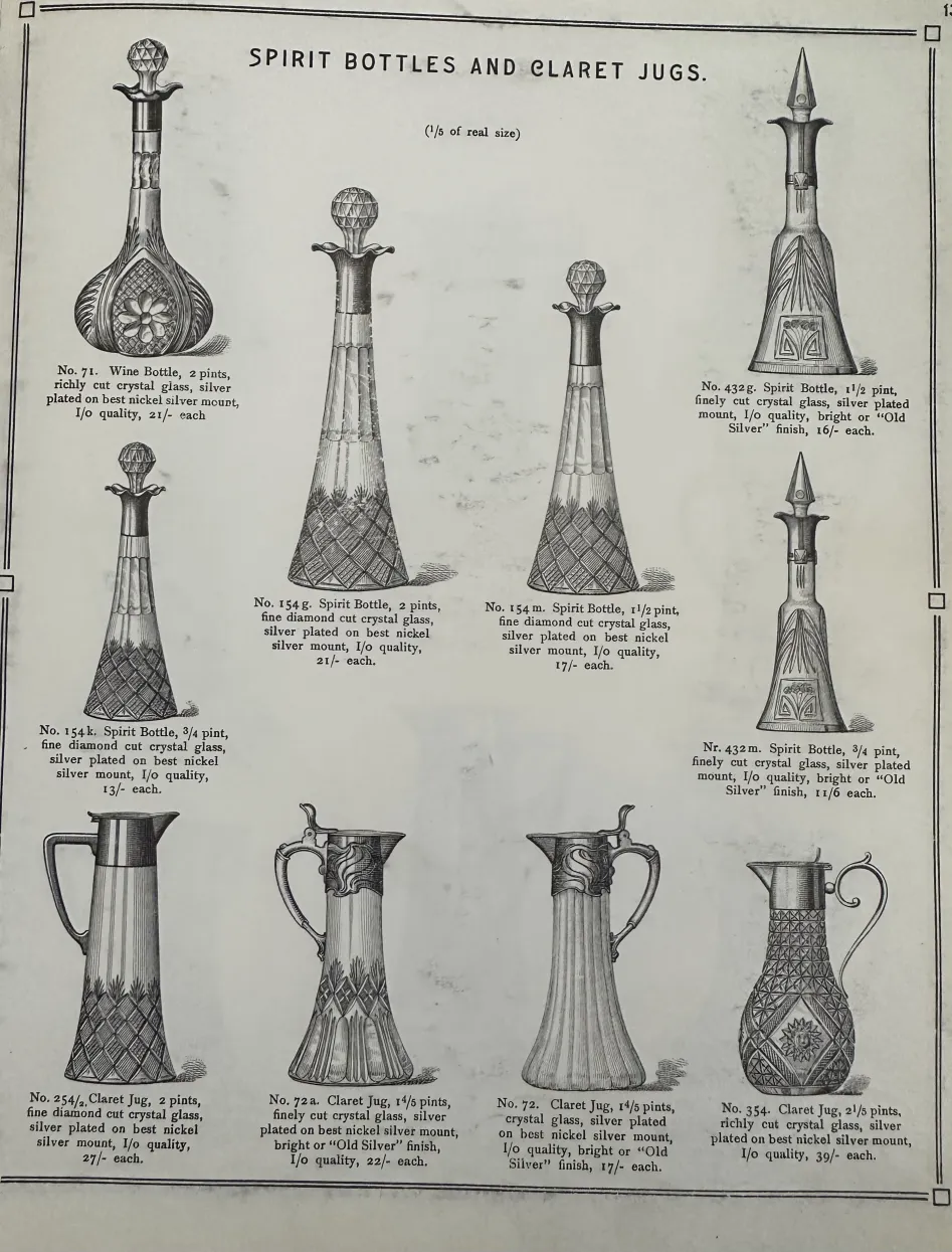 أباريق wmfs قديمة، تصميم أنيق مع تفاصيل لامعة.