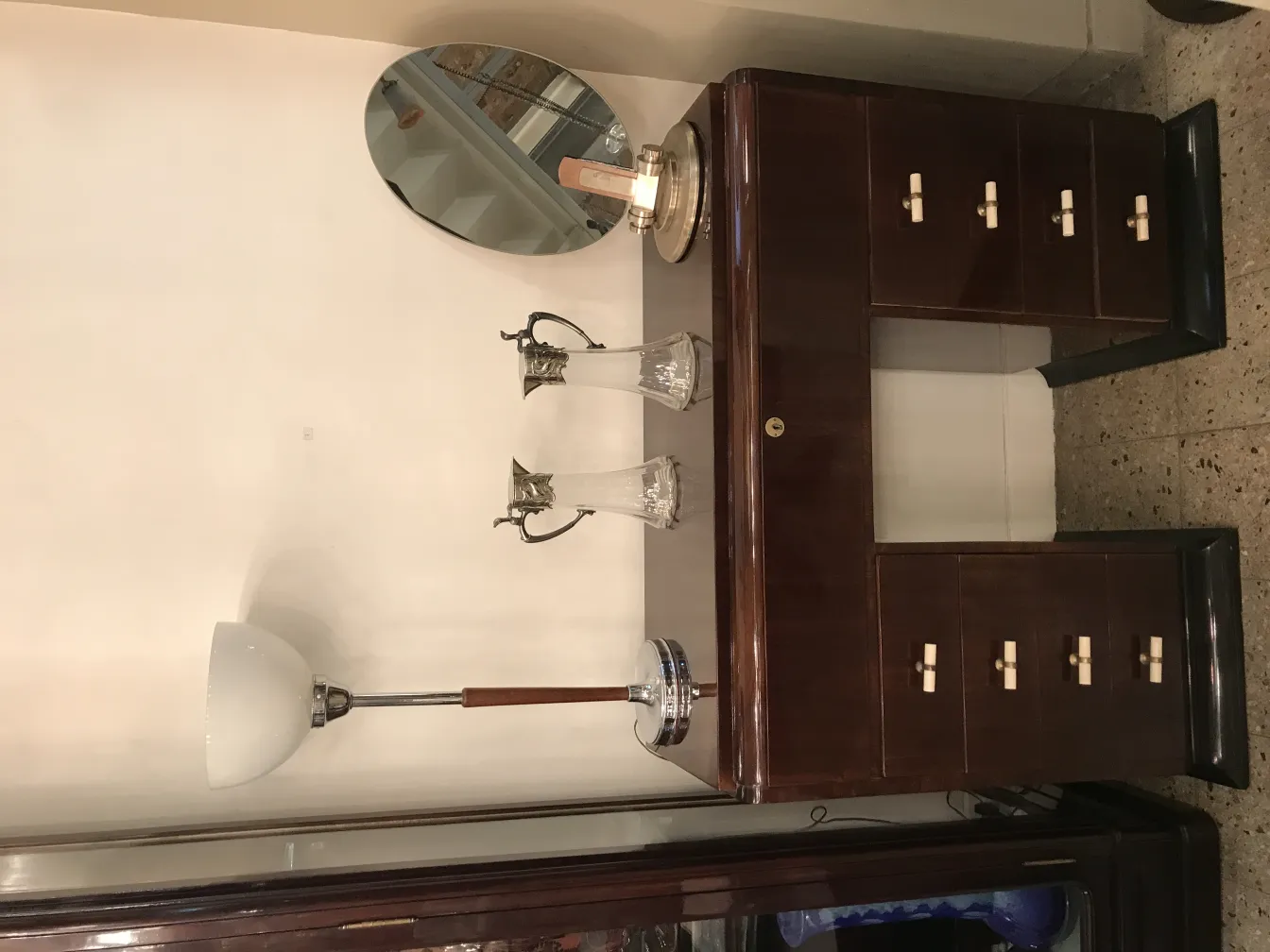 Vista de 2 jarras antiguas wm en un mueble elegante con espejo