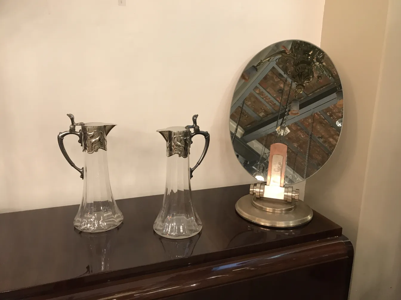 Duas jarras antigas WMF com detalhes decorativos