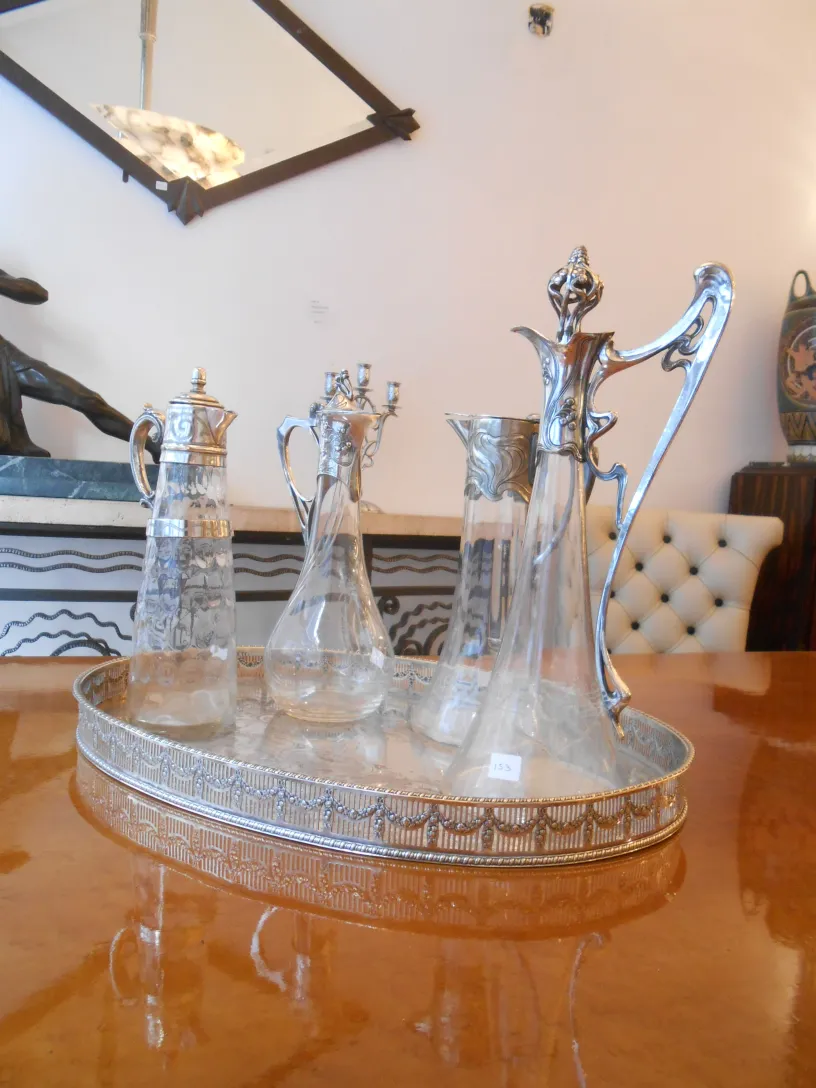 due brocche antiche WMF su un vassoio decorativo, vetro con dettagli argentati.