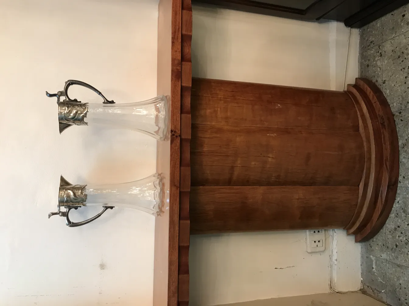 Два графина антик WMF на светлом деревянном фоне