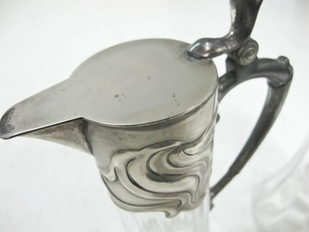 古い水差し2個wmffの詳細なビュー、エレガントなデザインと装飾的なハンドルをクラシックな設定で。