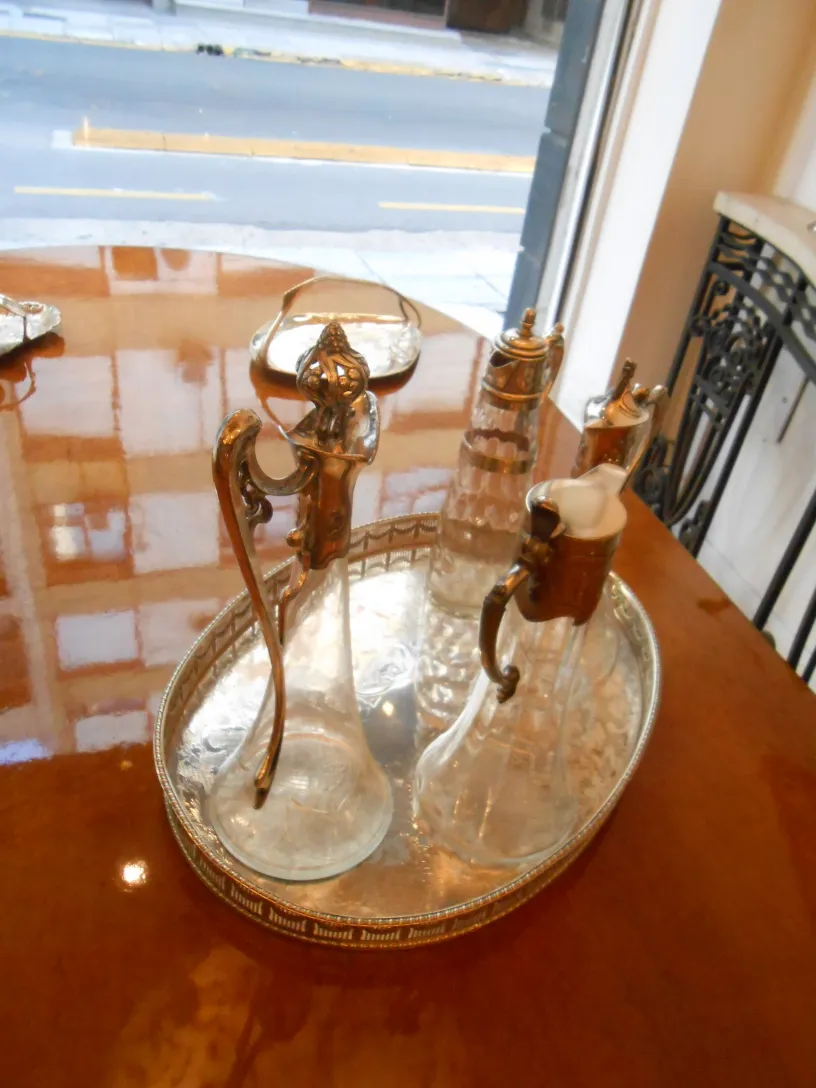 Ensemble de 2 pichets antiques wmf sur un plateau, décoratifs