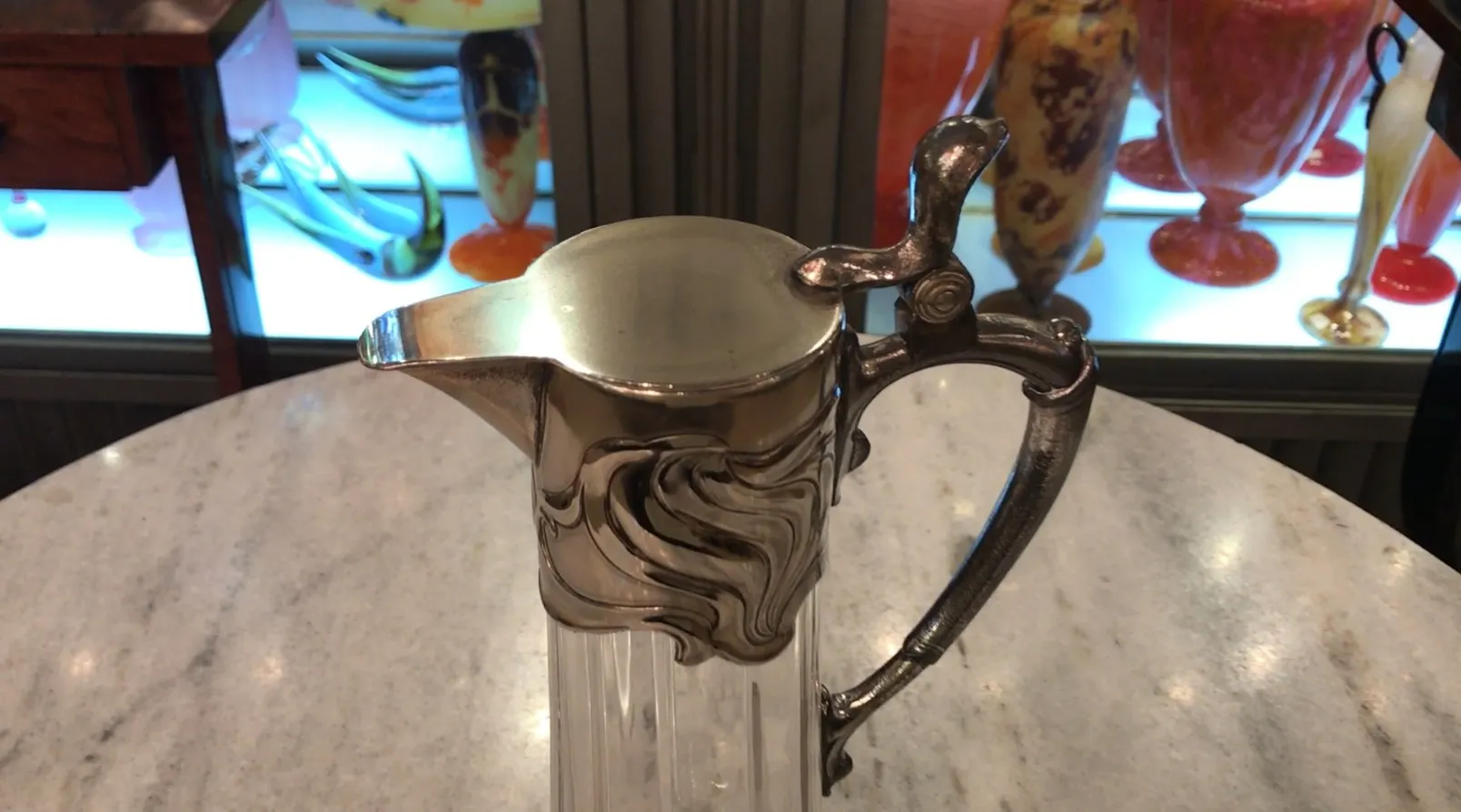 2 elegante antike wmf krüge mit buntem Hintergrund